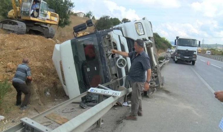 Pendik’te hafriyat kamyonu devrildi