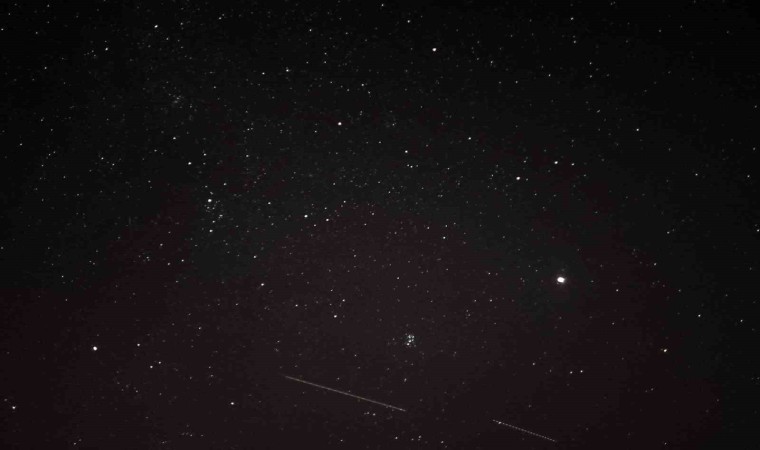 Perseid meteor yağmurunu fotoğraflayarak doyumsuz görüntüler oluşturdu