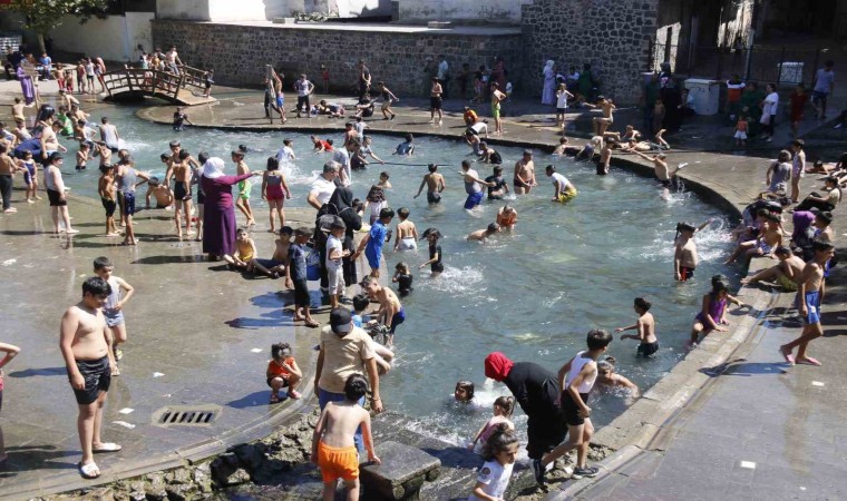 Plajı andıran görüntülerde çocuklar bazal taşlarında güneşlendi