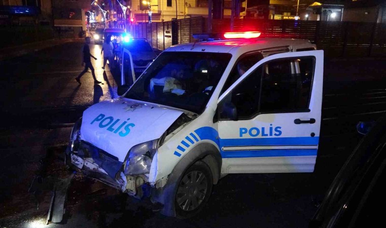 Polis aracı ile otomobil çarpıştı: 1i polis 2 yaralı