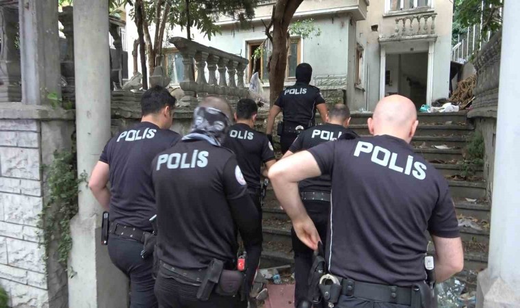 Polis ekiplerinden terk edilmiş evlere baskın...Şüpheliler böyle yakalandı