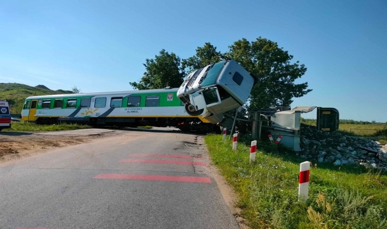 Polonyada yolcu treni kamyonla çarpıştı: 22 yaralı