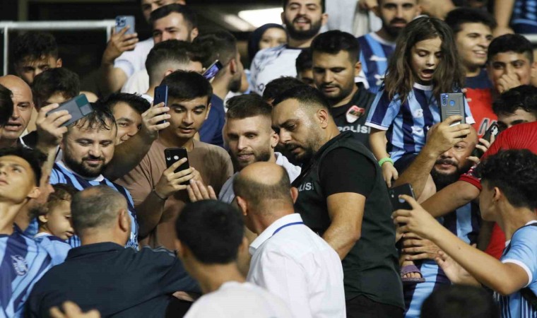 Portekizli yıldız Kevin Rodrigues galibiyet sevincini tribünlere gidip taraftarlar yaşadı