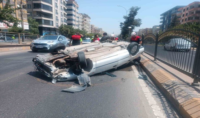 Refüje çarparak devrilen otomobilin sürücüsü yaralandı