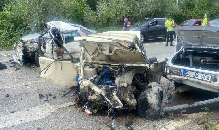 Refüjü aştı karşıdan gelen araçla kafa kafaya çarpıştı