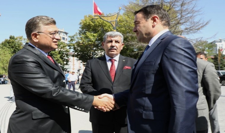 Rektör Kızıltoprak, valilik görevini devralan Musa Işını tebrik etti ve görevinde başarılar diledi