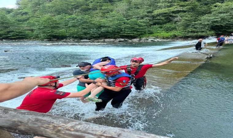 Rize’de derede akıntıya kapılan baba ve oğlu kurtarıldı