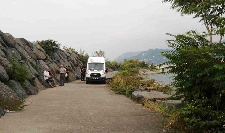 Rizede serinlemek için denize giren vatandaş boğuldu