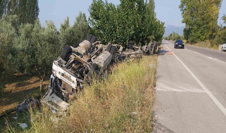 Saç yüklü tır takla attı