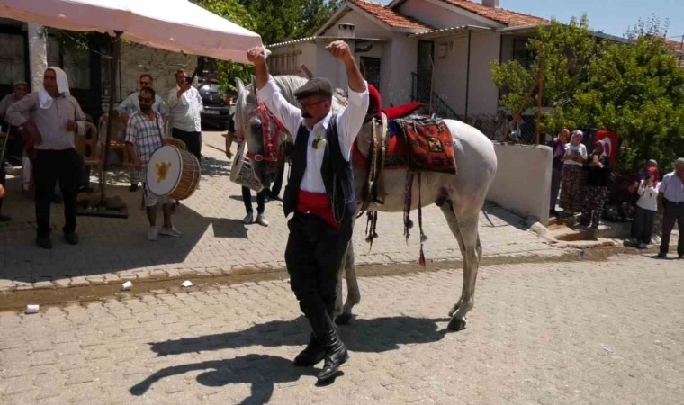 Sahibiyle karşılıklı harmandalı oynayan at şaşkınlığa neden oldu