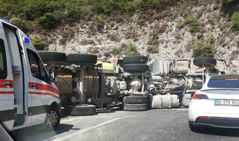 Sakarda kamyon devrildi, yol trafiğe kapandı