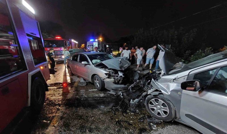 Sakaryada otomobil ile hafif ticari araç kafa kafaya çarpıştı: 5 yaralı