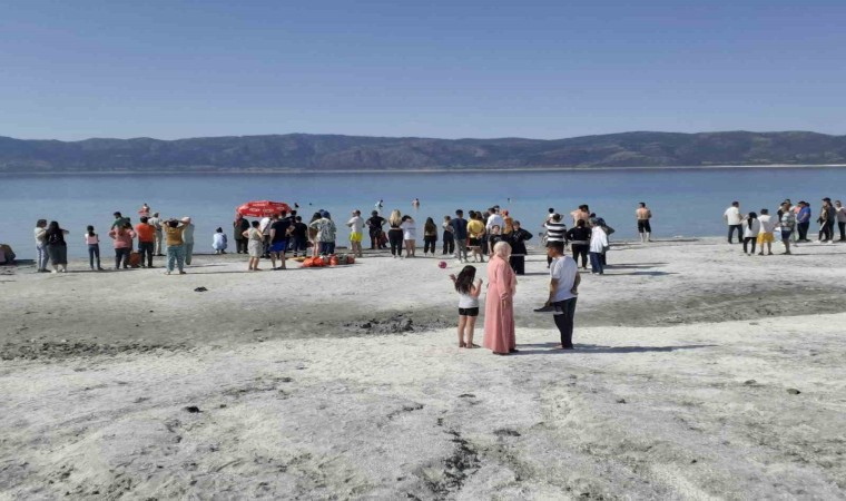 Salda Gölünde boğulma tehlikesi geçiren 3 kişi kurtarıldı