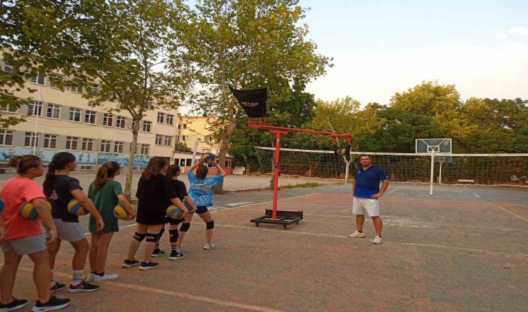 Salihlide öğrenciler voleybol smaç makinesiyle tanıştı