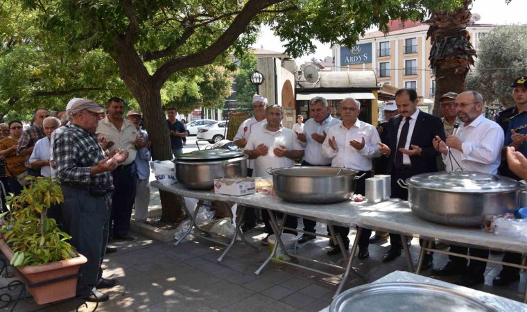 Salihlide şehit ailelerinden aşure hayrı