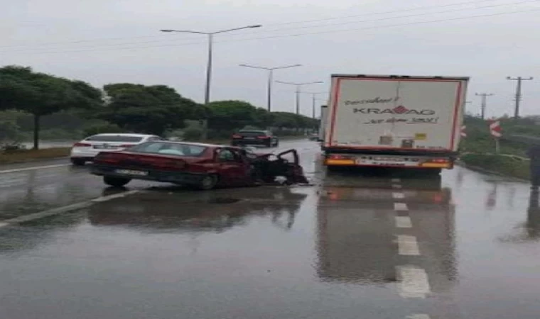 Samsun’da TIR ile çarpışan otomobildeki anne öldü, eşi ve çocuğu yaralandı