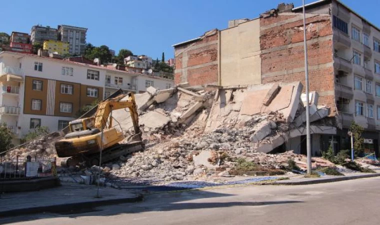 Samsun’da yıkım sırasında yan binada hasar oluştu