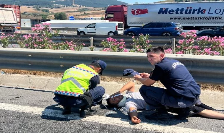 Sancaktepe’de lastiği patlayan TIR cipe çarptı; 5 yaralı