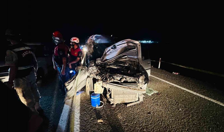 Şanlıurfada hafif ticari araç traktöre arkadan çarptı: 1 ölü, 3 yaralı