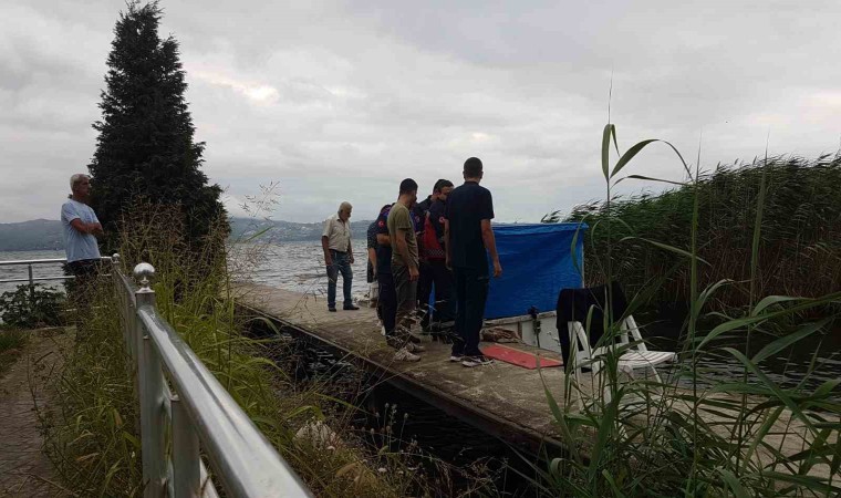 Sapanca Gölünde teknede mahsur kalan 3 kişi kurtarıldı