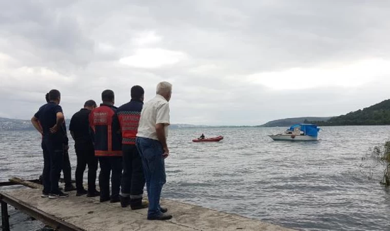 Sapanca gölünde tekneyle sazlığa sürüklenip mahsur kalan 3 kişi kurtarıldı