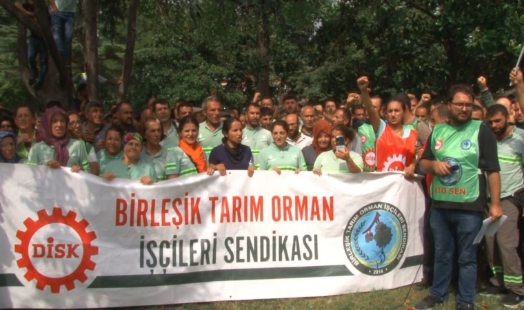 Saraçhanedeki İBB binası önünde toplanan işçiler İBByi protesto etti