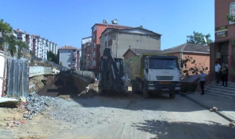 Sarıyer’de çöken yolda dolgu çalışması devam ediyor