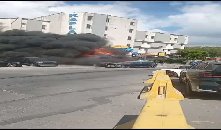 Sarıyer’de park halindeki 5 aracın yandığı anlar kamerada