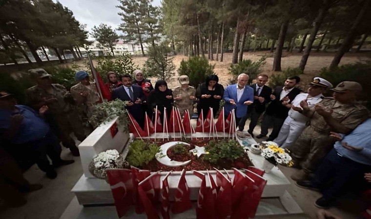 Şehit Başçavuş Ferhat Gedik, İskenderunda mezarı başında anıldı