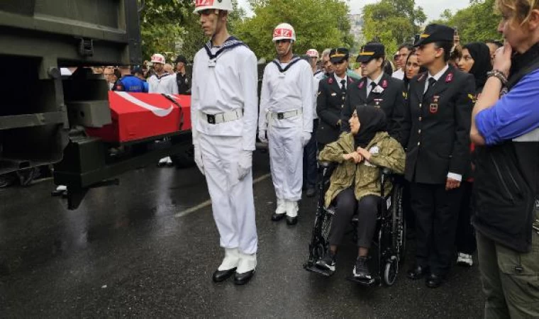 Şehit eşinin tabutuna son kez bakarak gözyaşı döktü