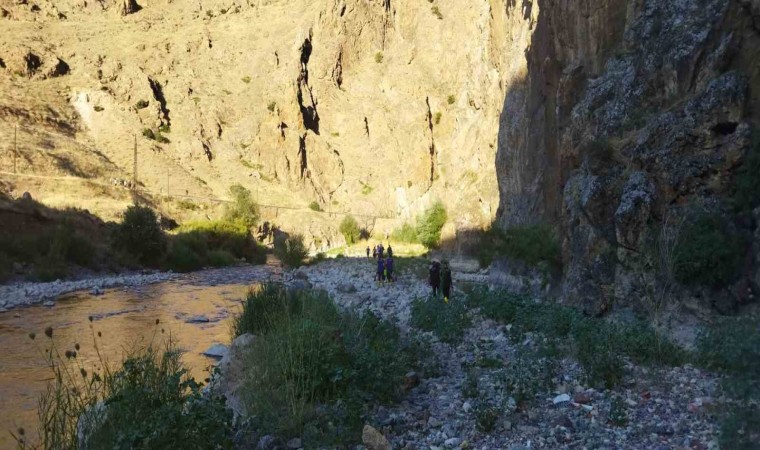 Serinlemek için girdiği sudan cansız bedeni çıkartıldı