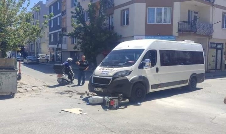 Servis aracının altına giren motosikletin sürücüsü yaralandı