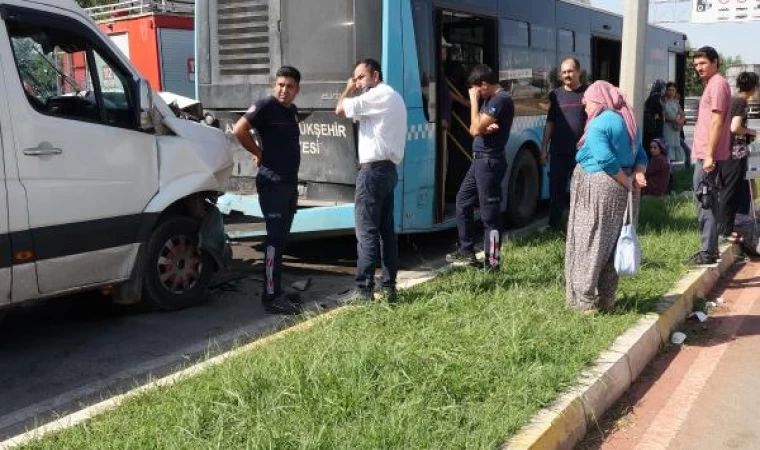 Servis minibüsü halk otobüsüne arkadan çarptı: 4 yaralı