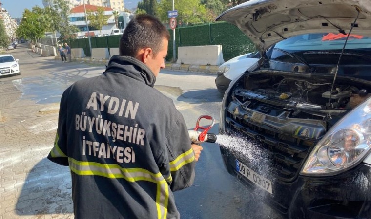 Seyir halindeki araçta çıkan yangın panikletti