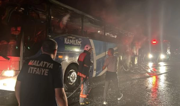 Seyir halindeyken motoru tutuşan yolcu otobüsü alev topuna döndü; o anlar kamerada