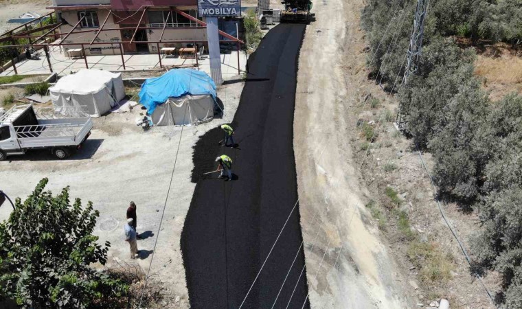 Sıcak altında Hatayda depremin yıktığı yollar asfaltlanıyor