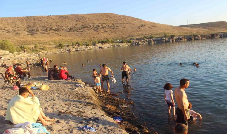 Sıcaklardan bunalan vatandaşlar Acıgölde serinledi