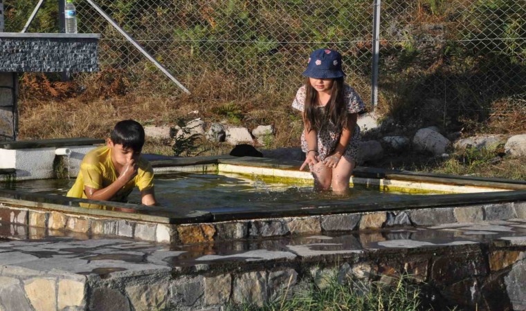 Sıcaktan bunalan çocuklar doğal mineralli olukta serinledi