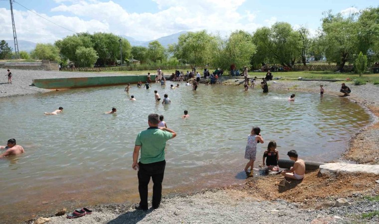 Sıcaktan bunalan çocuklar havuzda serinledi