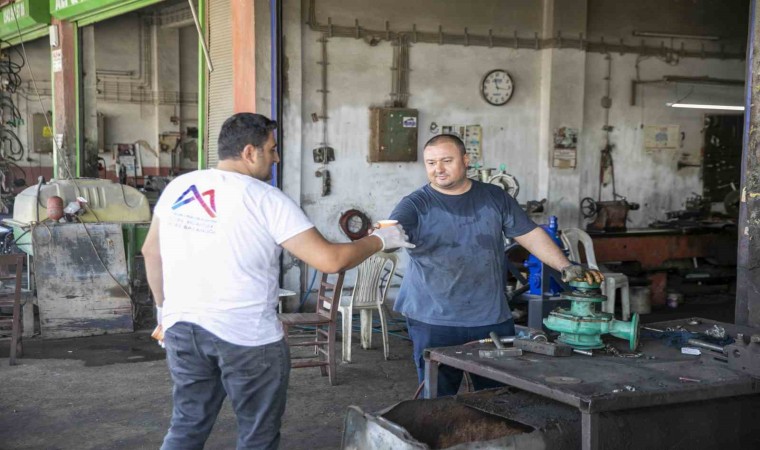 Sıcaktan bunalan emekçiler, buz gibi limonatayla serinledi