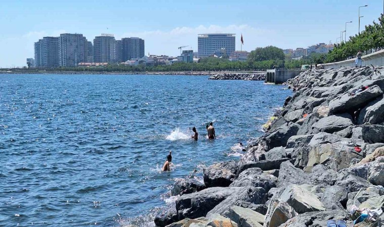 Sıcaktan bunalan İstanbullular soluğu denizde aldı