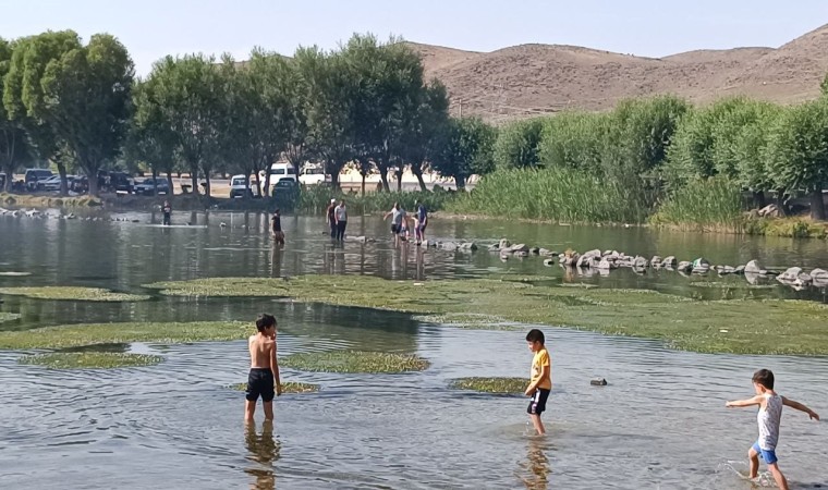 Sıcaktan bunalanlar Büğleyenin buz gibi soğuk suyunda serinledi