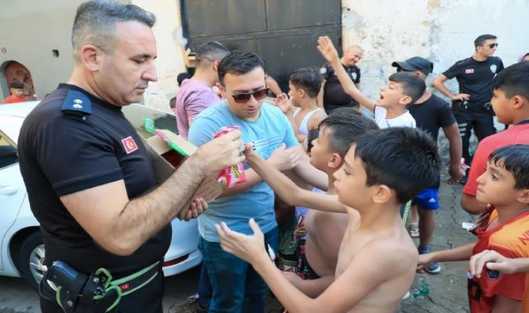 Sıcaktan bunalıp, süs havuzunda serinleyen çocuklara polisten dondurma sürprizi