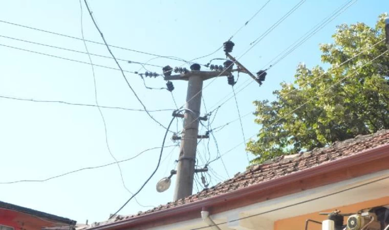 Sıcaktan sarkan elektrik kabloları birbiriyle temas edince patlama yaşandı