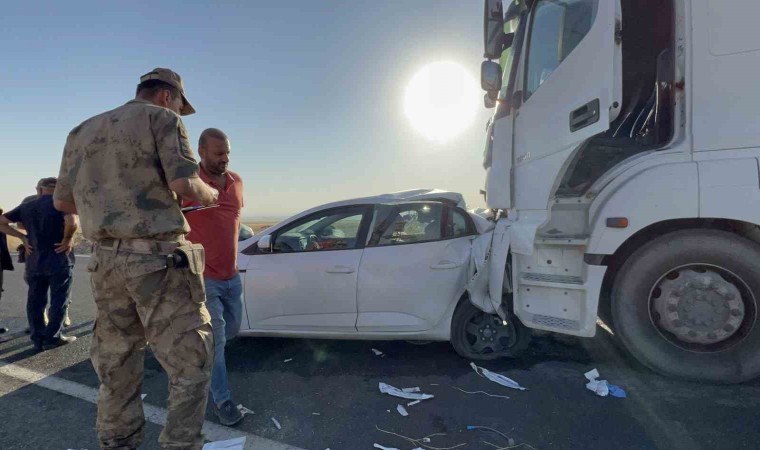 Şırnakta tırın çarptığı otomobil metrelerce sürüklendi: 1 ölü, 2 yaralı