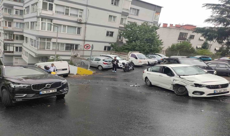 Şişlide facianın eşiğinden dönüldü: Market kamyonu yokuş aşağı kayarak 7 araca çarptı