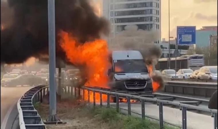 Şişli’de servis minibüsü alev alev yandı