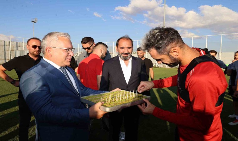 Sivas Valisi Yılmaz Şimşekten Sivasspora baklava ikramı