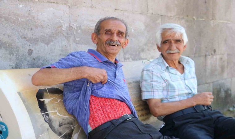 Sivasta kavuran sıcağa rağmen terk edilmeyen alışkanlık görenleri hayrete düşürdü