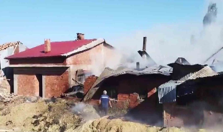 Sivasta köyde çıkan yangında iki ev kullanılamaz hale geldi